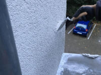 Leere Spechtlöcher verschließen mit Hilfe eines Hubsteigers