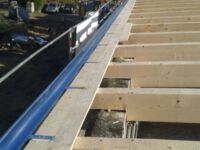 Anbringen einer Dachrinne aus Zink